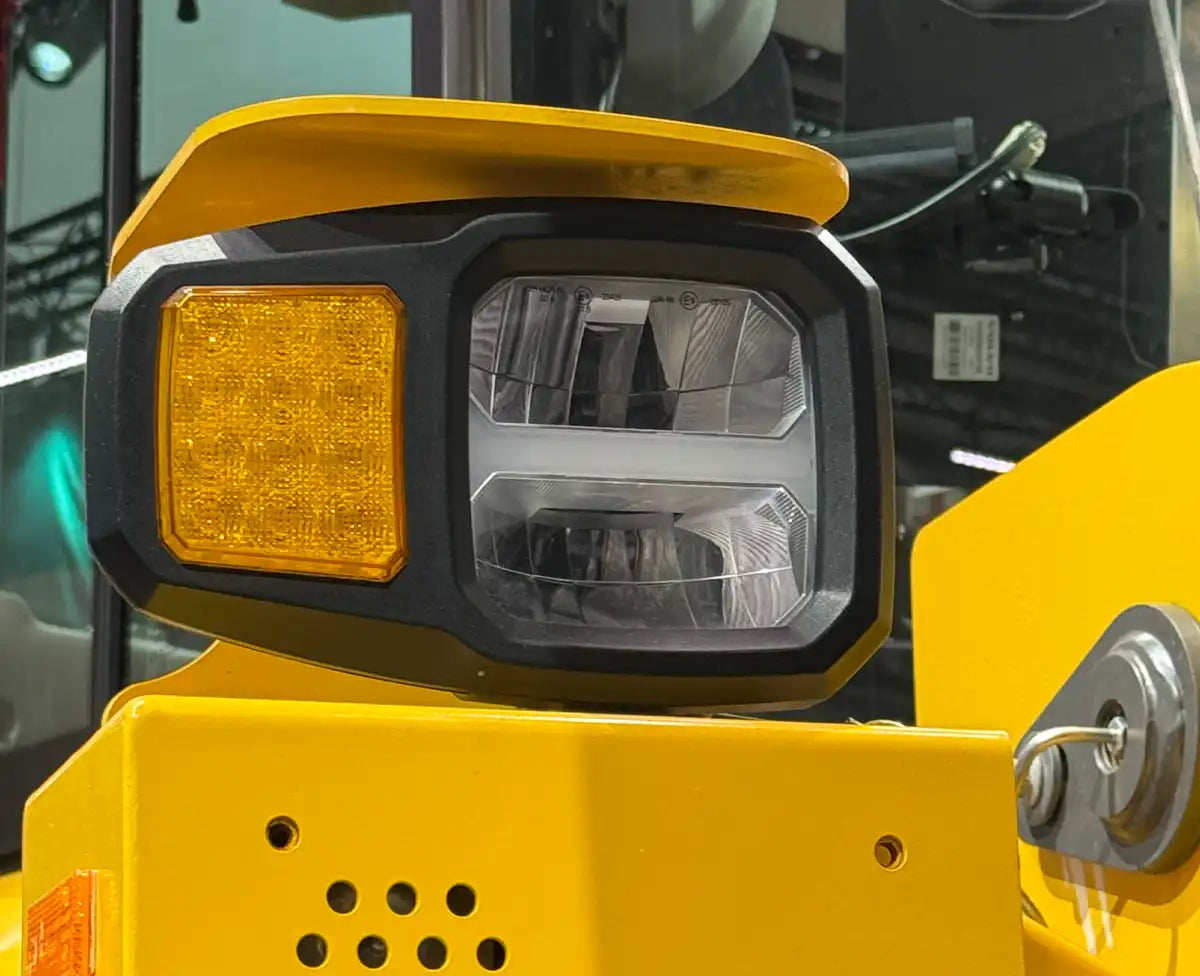 HEADLIGHT WITH AMBER INDICATOR - LG823LEU